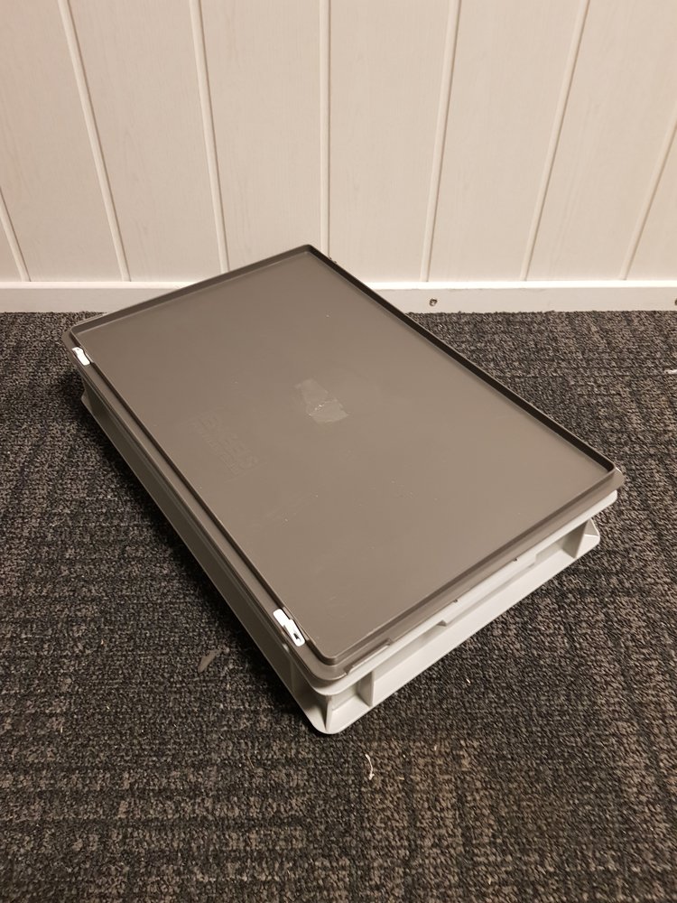 Emtrade 60x40x12 kunststof bak met scharnierdeksel, grijs, PP, gesloten, vlakke bodem, licht gebruikt