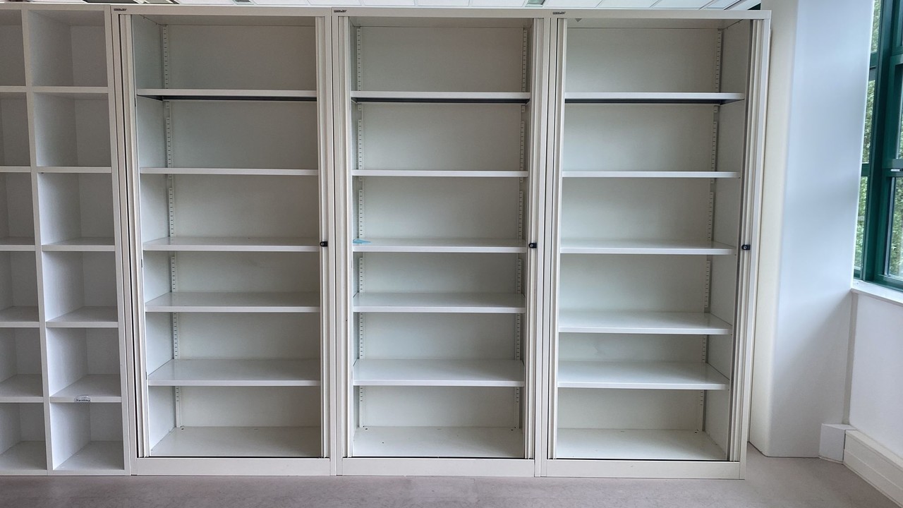 Emtrade Roldeurkast Hoog Bisley 222x100x47cm Gebroken Wit Gebruikt Emtrade Roldeurkast Hoog Bisley 222x100x47cm Gebroken Wit Gebruikt