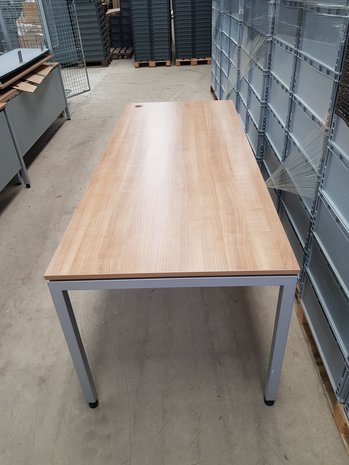 Emtrade Diverse gebruikte bureau's naar keuze afhalen