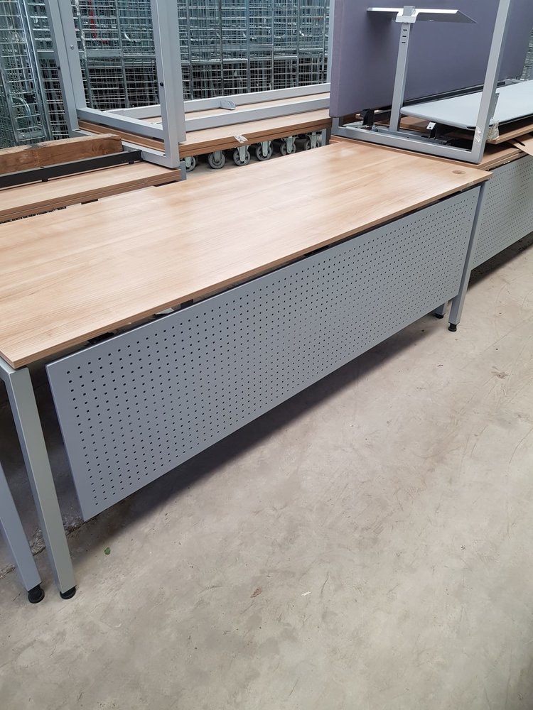 Emtrade Diverse gebruikte bureau's naar keuze afhalen