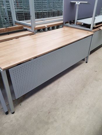 Emtrade Diverse gebruikte bureau's naar keuze afhalen