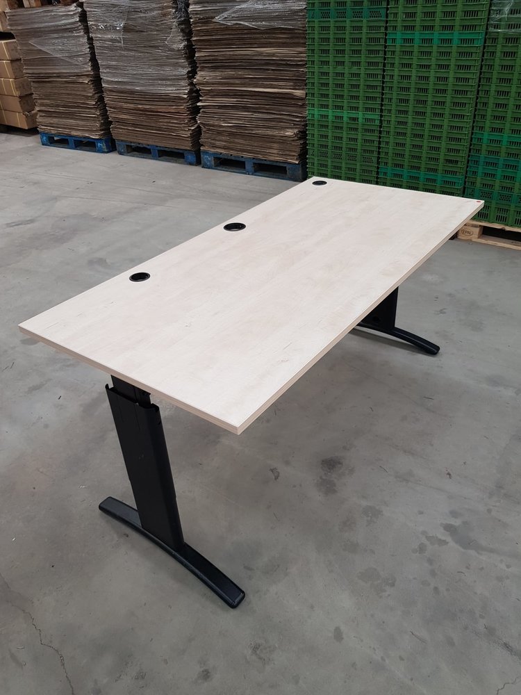 Emtrade Diverse gebruikte bureau's naar keuze afhalen