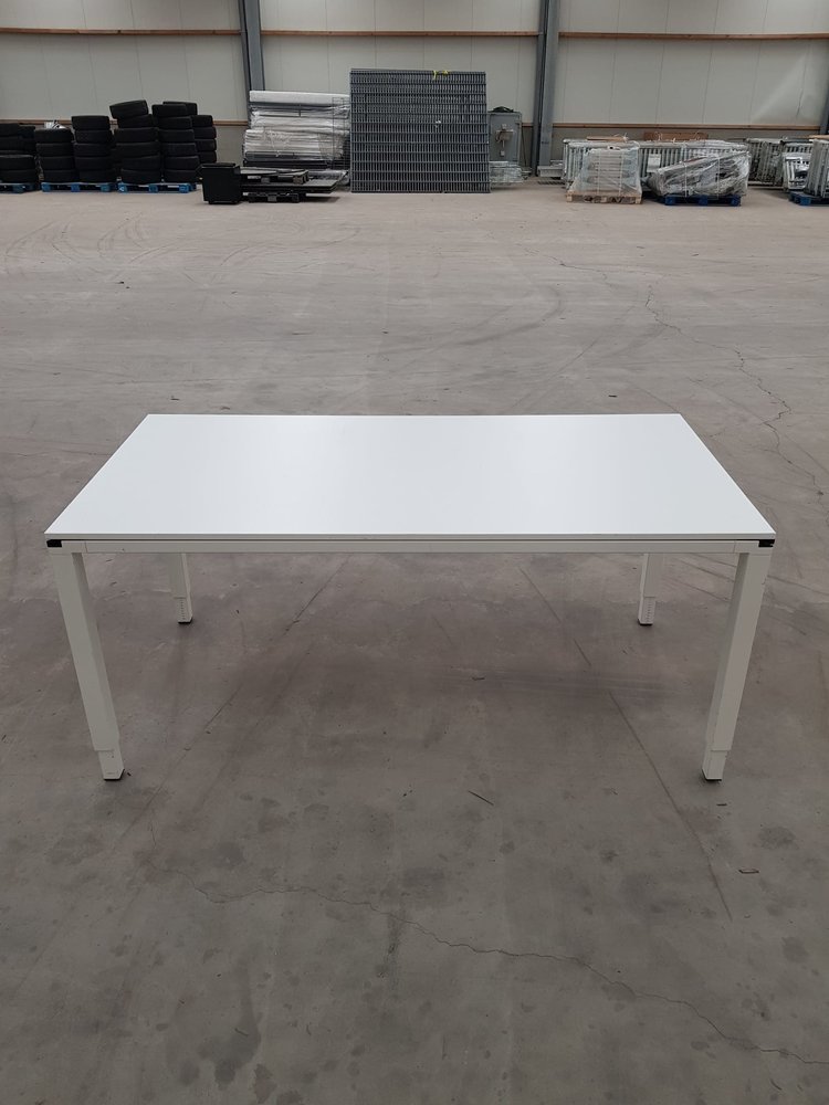 Emtrade Diverse gebruikte bureau's naar keuze afhalen