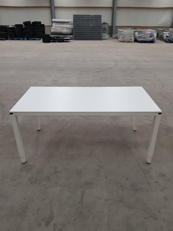 Emtrade Diverse gebruikte bureau's naar keuze afhalen