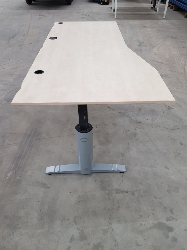 Emtrade Diverse gebruikte bureau's naar keuze afhalen