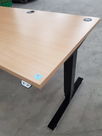 Emtrade Diverse gebruikte bureau's naar keuze afhalen