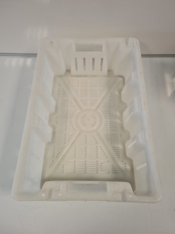 60x40x16 Kunststof bak, nest-/stapelbaar, wit, geperforeerde bodem en wanden, gebruikt 60x40x16 Kunststof bak, nest-/stapelbaar, wit, geperforeerde bodem en wanden, gebruikt