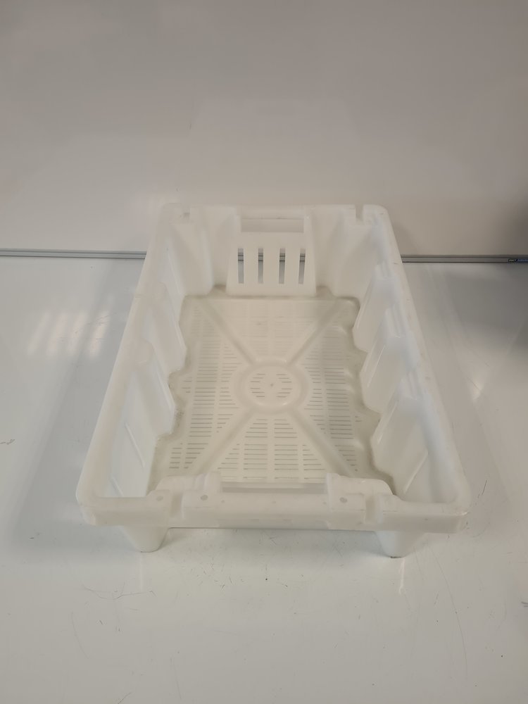 60x40x16 Kunststof bak, nest-/stapelbaar, wit, geperforeerde bodem en wanden, gebruikt 60x40x16 Kunststof bak, nest-/stapelbaar, wit, geperforeerde bodem en wanden, gebruikt