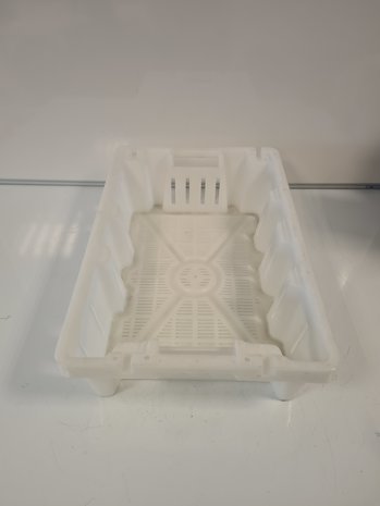 60x40x16 Kunststof bak, nest-/stapelbaar, wit, geperforeerde bodem en wanden, gebruikt 60x40x16 Kunststof bak, nest-/stapelbaar, wit, geperforeerde bodem en wanden, gebruikt