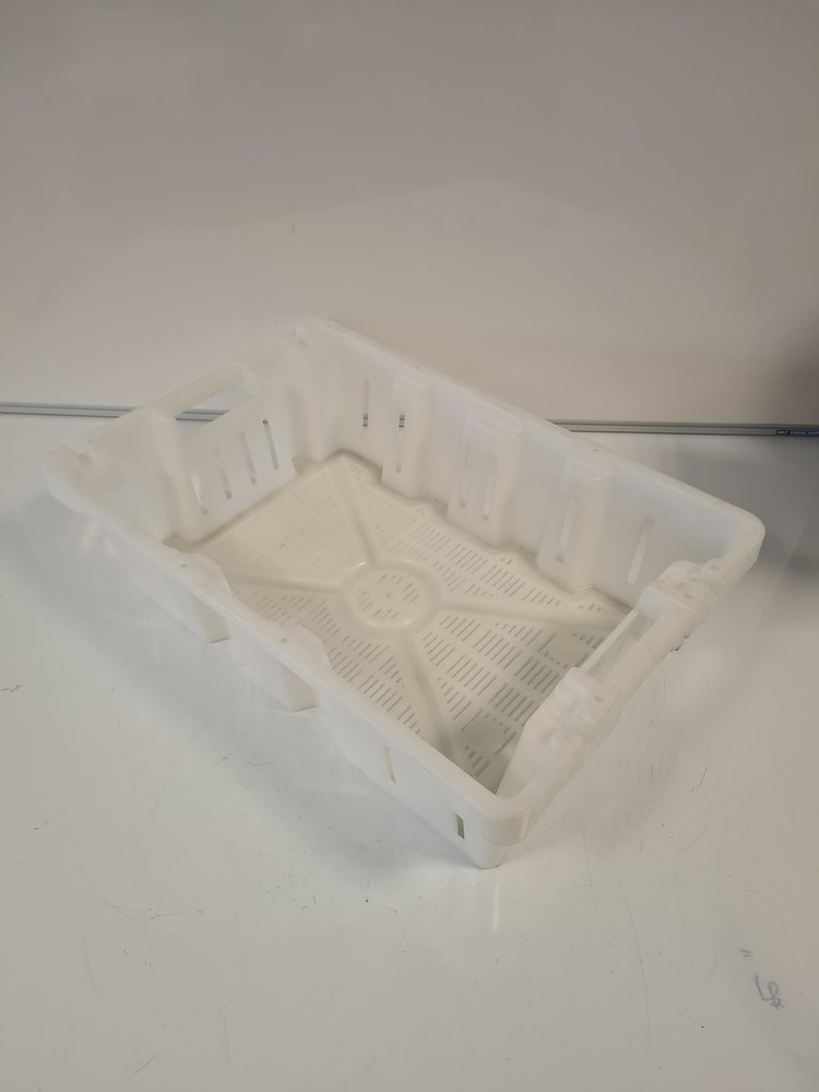 60x40x16 Kunststof bak, nest-/stapelbaar, wit, geperforeerde bodem en wanden, gebruikt 60x40x16 Kunststof bak, nest-/stapelbaar, wit, geperforeerde bodem en wanden, gebruikt