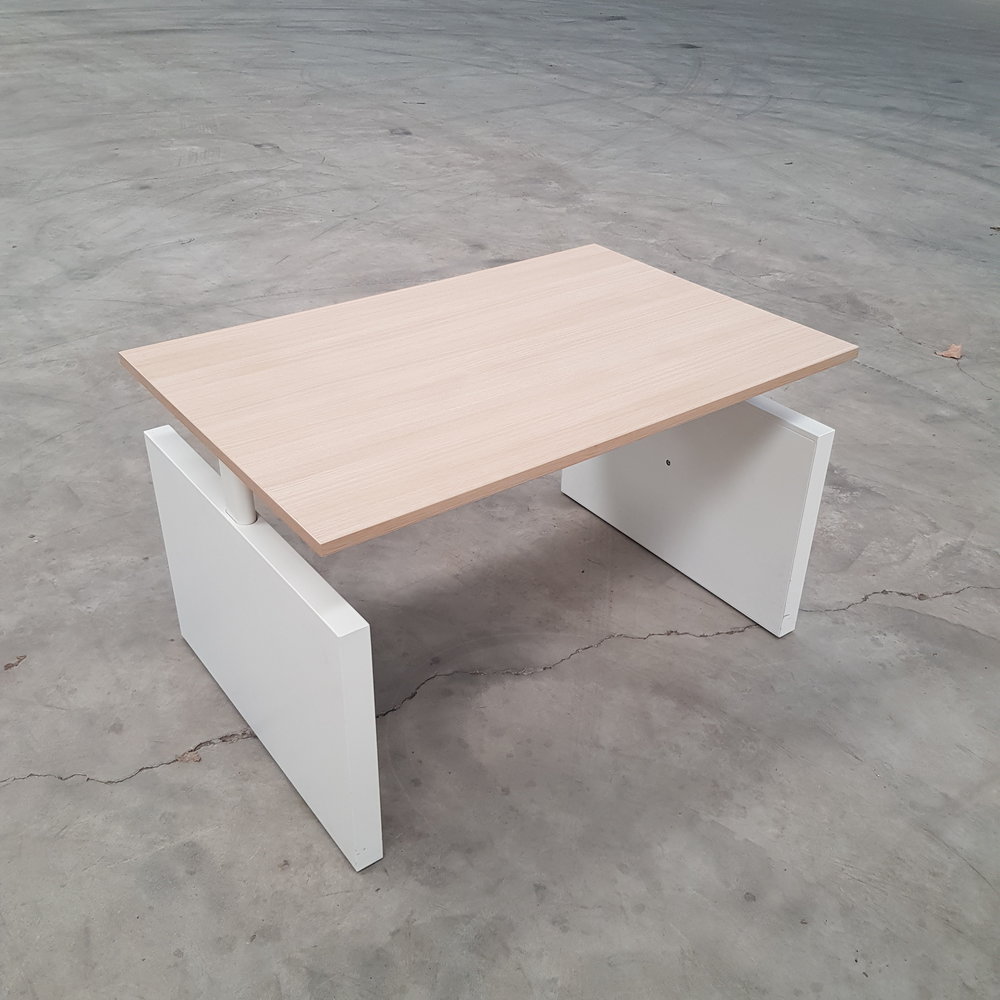 Bureau, 120x80 cm, eiken/wit, verstelbaar, gebruikt (B) Bureau, 120x80 cm, eiken/wit, verstelbaar, gebruikt (B)