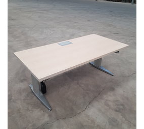 Bureau 180x90 cm, eiken/zilvergrijs, elektrisch verstelbaar, gebruikt (A) Bureau 180x90 cm, eiken/zilvergrijs, elektrisch verstelbaar, gebruikt (A)