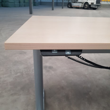 Bureau 180x90 cm, eikel/zilvergrijs, verstelbaar, gebruikt (B) Bureau 180x90 cm, eikel/zilvergrijs, verstelbaar, gebruikt (B)