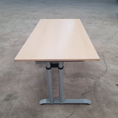 Bureau 180x90 cm, eikel/zilvergrijs, verstelbaar, gebruikt (B) Bureau 180x90 cm, eikel/zilvergrijs, verstelbaar, gebruikt (B)