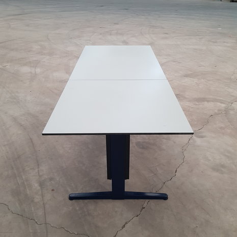 Bureau trespa, 200x80 cm, lichtgrijs/donkerblauw, verstelbaar, gebruikt (B) Bureau trespa, 200x80 cm, lichtgrijs/donkerblauw, verstelbaar, gebruikt (B)