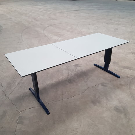 Bureau trespa, 200x80 cm, lichtgrijs/donkerblauw, verstelbaar, gebruikt (B) Bureau trespa, 200x80 cm, lichtgrijs/donkerblauw, verstelbaar, gebruikt (B)