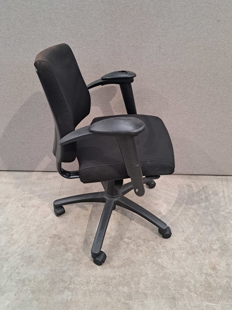 BMA Bureaustoel BMA Axia, lage rug, 4D armpads, zwart, gebruikt BMA Bureaustoel BMA Axia, lage rug, 4D armpads, zwart, gebruikt