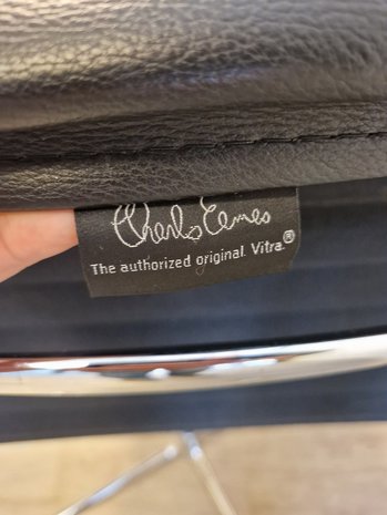 Vitra Eames Vitra Eames EA 108 vergaderstoel op wielen Vitra Eames Vitra Eames EA 108 vergaderstoel op wielen