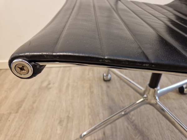 Vitra Eames Vitra Eames EA 108 vergaderstoel op wielen Vitra Eames Vitra Eames EA 108 vergaderstoel op wielen