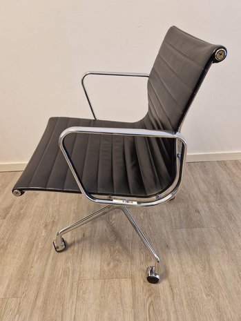 Vitra Eames Vitra Eames EA 108 vergaderstoel op wielen Vitra Eames Vitra Eames EA 108 vergaderstoel op wielen