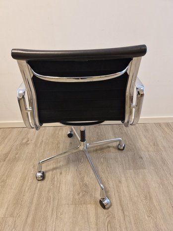 Vitra Eames Vitra Eames EA 108 vergaderstoel op wielen Vitra Eames Vitra Eames EA 108 vergaderstoel op wielen