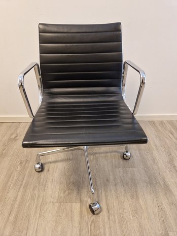 Vitra Eames Vitra Eames EA 108 vergaderstoel op wielen Vitra Eames Vitra Eames EA 108 vergaderstoel op wielen