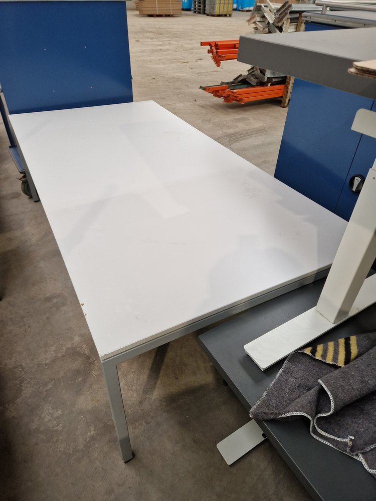Denz Tafel 240x120cm lichtgrijs/grijs, niet verstelbaar, gebruikt Denz Tafel 240x120cm lichtgrijs/grijs, niet verstelbaar, gebruikt