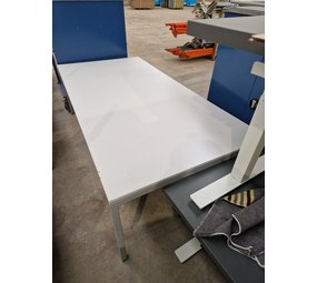 Denz Tafel 200x80cm lichtgrijs/grijs, niet verstelbaar, gebruikt Denz Tafel 200x80cm lichtgrijs/grijs, niet verstelbaar, gebruikt