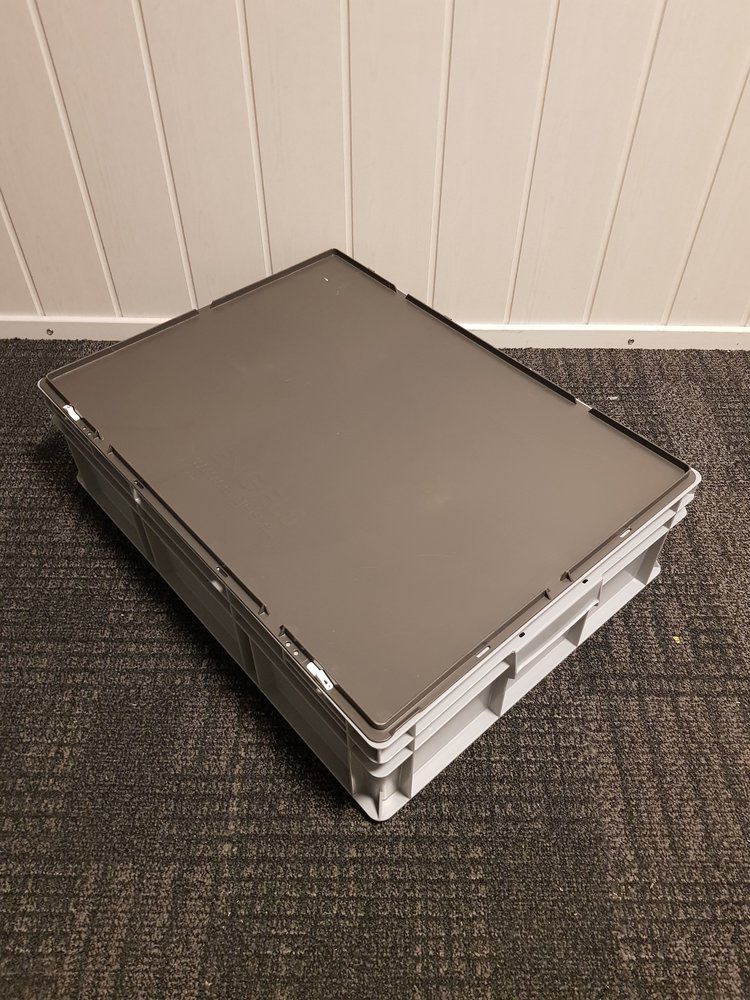 Emtrade 80x60x22 Kunststof bak met deksel, grijs, PP, vlakke gesloten bodem, gebruikt Emtrade 80x60x22 Kunststof bak met deksel, grijs, PP, vlakke gesloten bodem, gebruikt