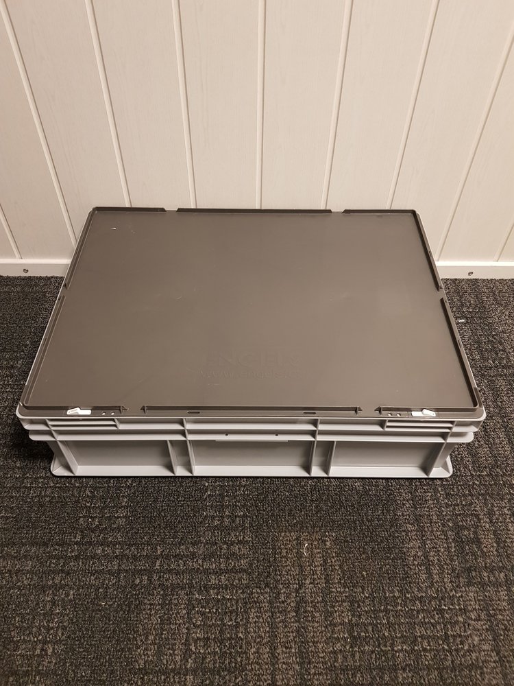 Emtrade 80x60x22 Kunststof bak met deksel, grijs, PP, vlakke gesloten bodem, gebruikt Emtrade 80x60x22 Kunststof bak met deksel, grijs, PP, vlakke gesloten bodem, gebruikt