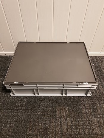 Emtrade 80x60x22 Kunststof bak met deksel, grijs, PP, vlakke gesloten bodem, gebruikt Emtrade 80x60x22 Kunststof bak met deksel, grijs, PP, vlakke gesloten bodem, gebruikt