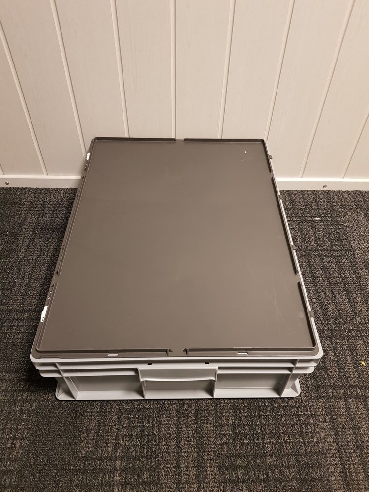 Emtrade 80x60x22 Kunststof bak met deksel, grijs, PP, vlakke gesloten bodem, gebruikt Emtrade 80x60x22 Kunststof bak met deksel, grijs, PP, vlakke gesloten bodem, gebruikt