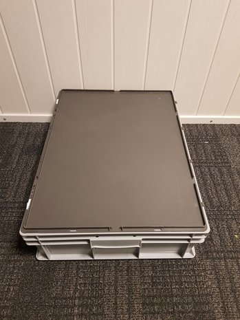 Emtrade 80x60x22 Kunststof bak met deksel, grijs, PP, vlakke gesloten bodem, gebruikt Emtrade 80x60x22 Kunststof bak met deksel, grijs, PP, vlakke gesloten bodem, gebruikt