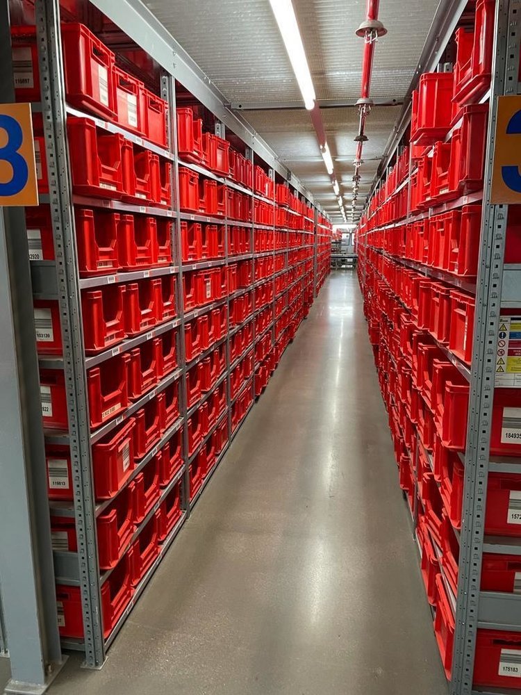 SSI SchÃ¤fer Magazijnbak, 400x300x220 mm, euronorm, rood kunststof, gebruikt