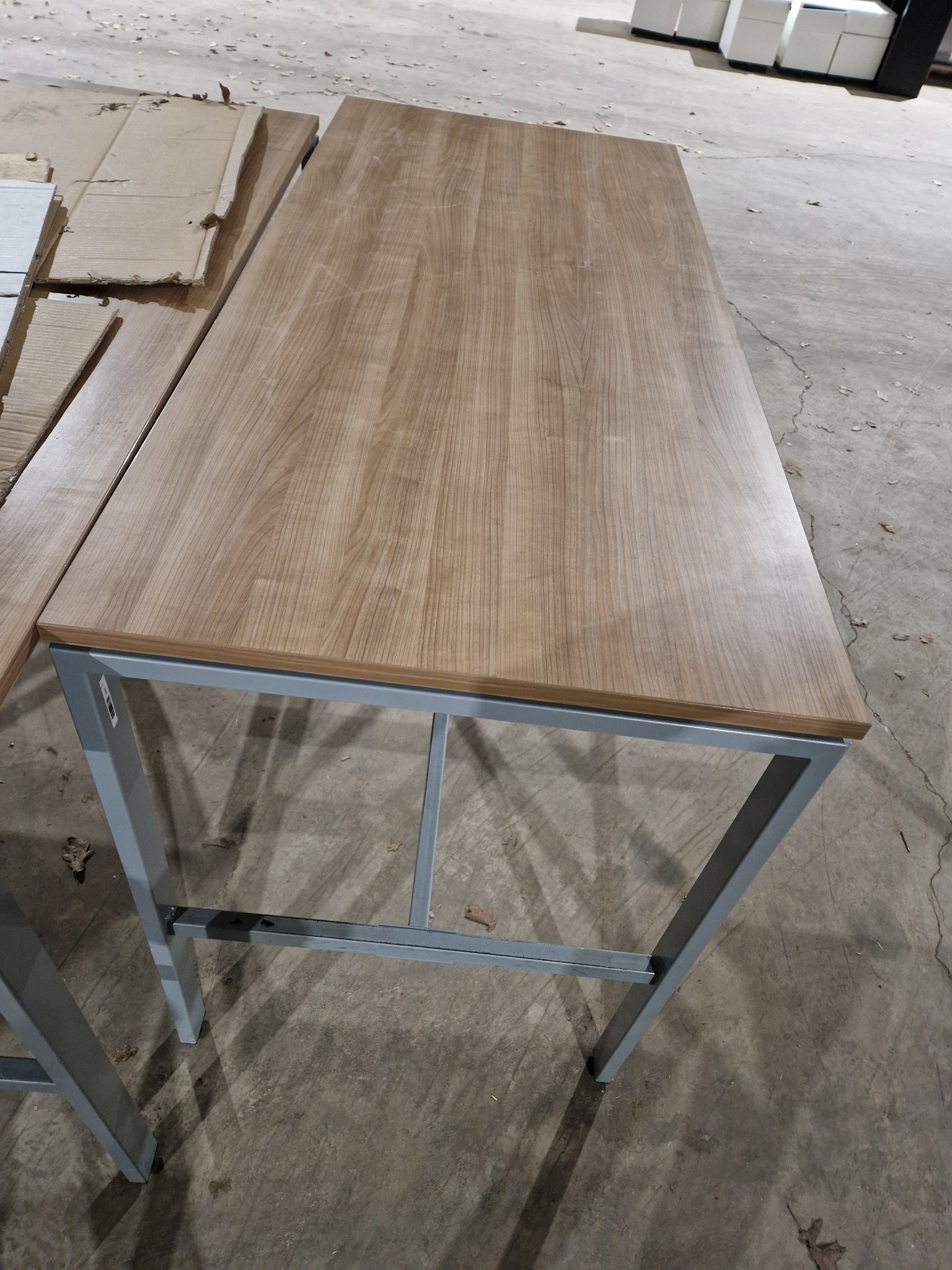 tafel 180x80xH110 cm, hout/grijs, gebruikt Emtrade.nl