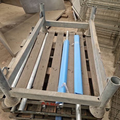 Kruizinga Stapelrek 120x74 met 4 rongen 120cm, gebruikt Kruizinga Stapelrek 120x74 met 4 rongen 120cm, gebruikt