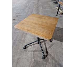 Verrijdbare tafel 70x70 hout, gebruikt Verrijdbare tafel 70x70 hout, gebruikt