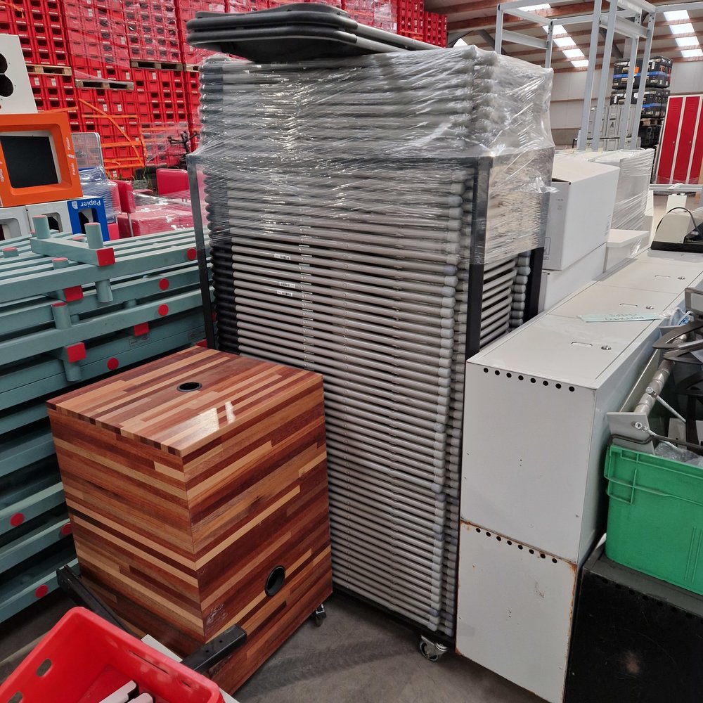 Wagen met 62 klapstoelen, gebruikt