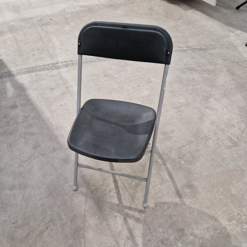 Wagen met 62 klapstoelen, gebruikt