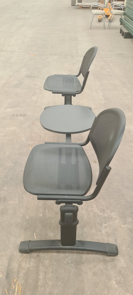Metalen Wachtkamerzitje, 2 stoelen en tafel, zwart, gebruikt Metalen Wachtkamerzitje, 2 stoelen en tafel, zwart, gebruikt