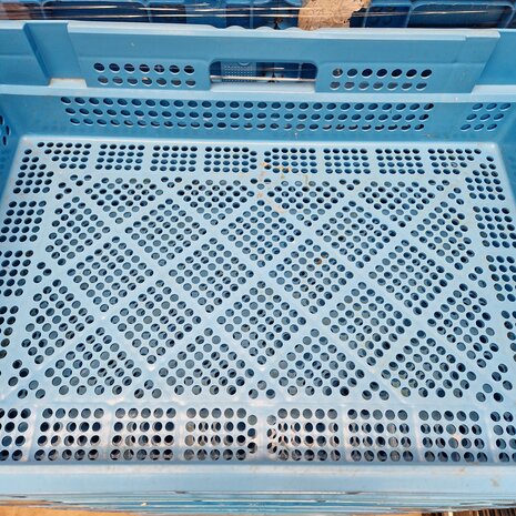 Nestbare stapelkrat geperforeerd 60x40x14cm blauw 23l, gebruikt Nestbare stapelkrat geperforeerd 60x40x14cm blauw 23l, gebruikt