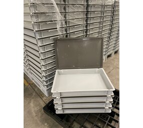 Kunststof bak 600x400x75mm met scharnierdeksel en sluiting, grijs, gesloten, gebruikt Kunststof bak 600x400x75mm met scharnierdeksel en sluiting, grijs, gesloten, gebruikt