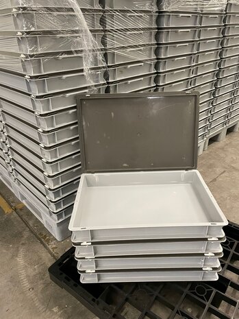 Kunststof bak 600x400x75mm met scharnierdeksel en sluiting, grijs, gesloten, gebruikt Kunststof bak 600x400x75mm met scharnierdeksel en sluiting, grijs, gesloten, gebruikt