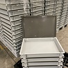 Kunststof bak 600x400x75 met scharnierdeksel en sluiting, grijs, gesloten, gebruikt Kunststof bak 600x400x75 met scharnierdeksel en sluiting, grijs, gesloten, gebruikt