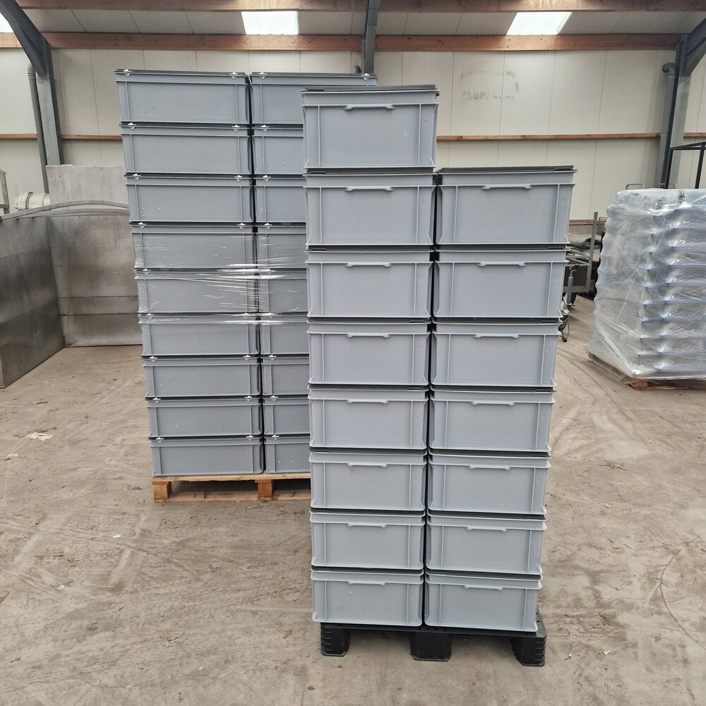 Emtrade Kunststof stapelbak 60x40x22cm met deksel, grijs, PP, gesloten, geperforeerde bodem, gebruikt