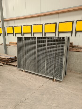 Gaaswand metalen achterwand 2cm dik, gebruikt Gaaswand metalen achterwand 2cm dik, gebruikt