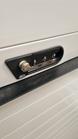 BULO Roldeurkast 198x120x46 cm, incl. 5 legborden, Vert. deur, zwart/wit, gebruikt BULO Roldeurkast 198x120x46 cm, incl. 5 legborden, Vert. deur, zwart/wit, gebruikt