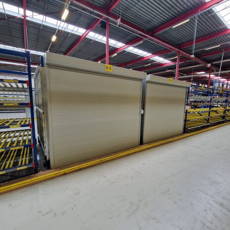 Antidiefstal Doorrolstelling D2400xB2800xH2500 mm vrijstaand verrijdbaar met 2 rolluiken en hek, gebruikt Antidiefstal Doorrolstelling D2400xB2800xH2500 mm vrijstaand verrijdbaar met 2 rolluiken en hek, gebruikt