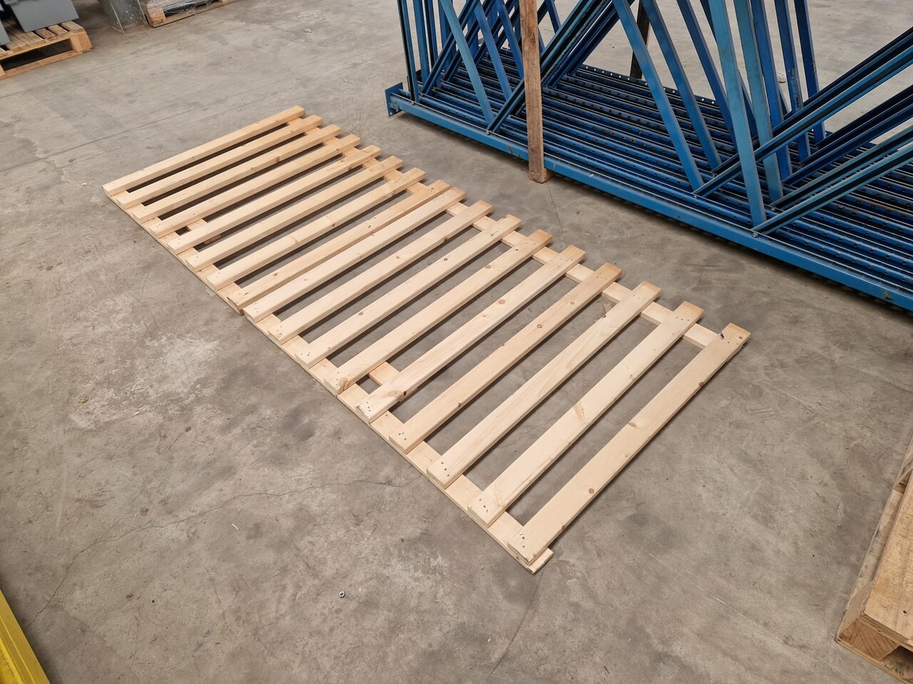 Stelling vlonder/legbord 2700x1000mm vurenhout, 50% open, gebruikt Stelling vlonder/legbord 2700x1000mm vurenhout, 50% open, gebruikt