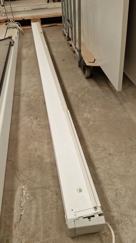 Projecta Projector scherm elektrisch 240x183 cm / 4:3, gebruikt Projecta Projector scherm elektrisch 240x183 cm / 4:3, gebruikt